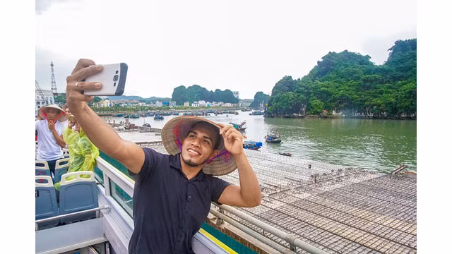 Des touristes étrangers à Halong sont enthousiastes avec des bus à deux étages ảnh 7 Des touristes étrangers à Halong sont enthousiastes avec des bus à deux étages ảnh 7