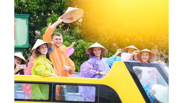 Des touristes étrangers à Halong sont enthousiastes avec des bus à deux étages ảnh 3 Des touristes étrangers à Halong sont enthousiastes avec des bus à deux étages ảnh 3