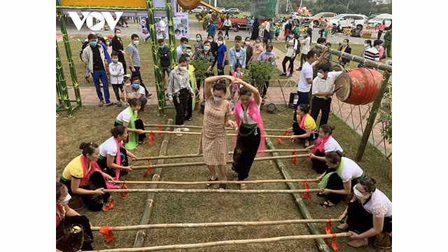 Les touristes étrangers s’intéressent aux danses locales ảnh 7 Les touristes étrangers s’intéressent aux danses locales ảnh 7