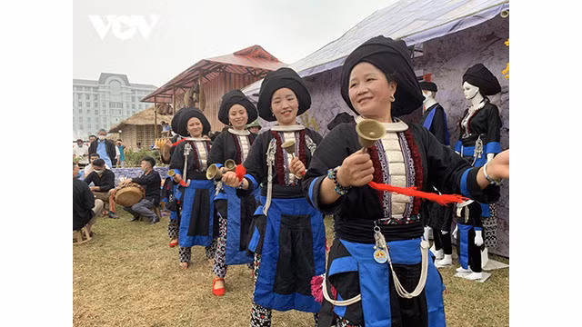 Les touristes étrangers s’intéressent aux danses locales ảnh 3 Les touristes étrangers s’intéressent aux danses locales ảnh 3
