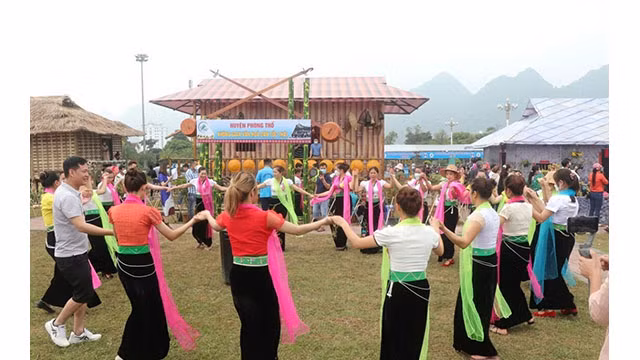 Les touristes étrangers s’intéressent aux danses locales ảnh 11 Les touristes étrangers s’intéressent aux danses locales ảnh 11