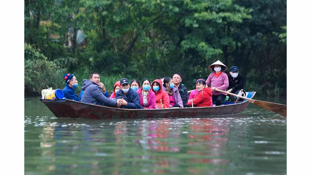  Des milliers de touristes ont visité la pagode Huong ảnh 3