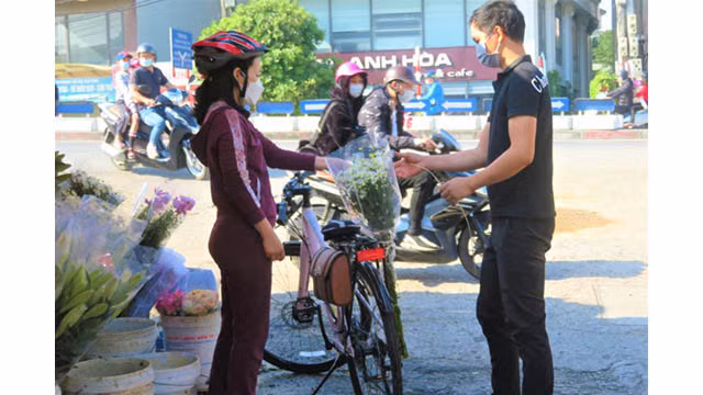 Hanoi brille de couleurs de fleurs d’automne ảnh 5