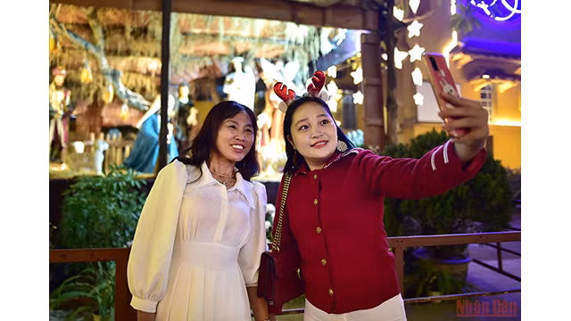 Hanoï et Hô Chi Minh-Ville célèbrent une saison de Noël spéciale ảnh 3 Hanoï et Hô Chi Minh-Ville célèbrent une saison de Noël spéciale ảnh 3
