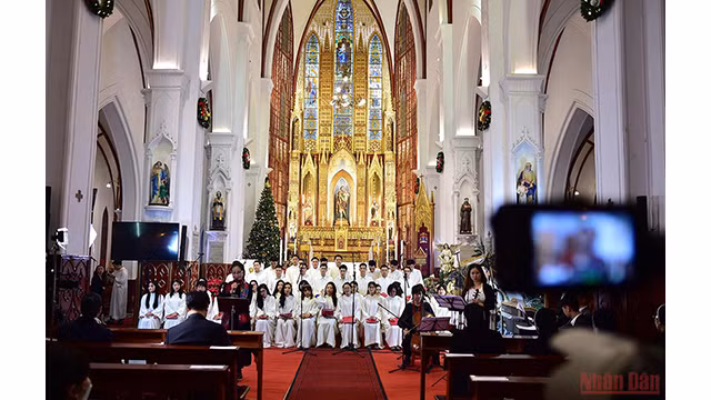 Hanoï et Hô Chi Minh-Ville célèbrent une saison de Noël spéciale ảnh 13 Hanoï et Hô Chi Minh-Ville célèbrent une saison de Noël spéciale ảnh 13
