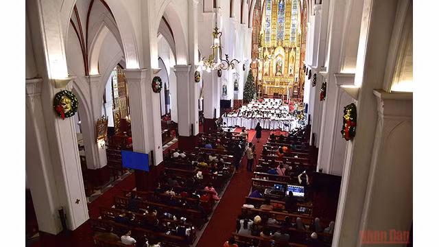 Hanoï et Hô Chi Minh-Ville célèbrent une saison de Noël spéciale ảnh 16 Hanoï et Hô Chi Minh-Ville célèbrent une saison de Noël spéciale ảnh 16