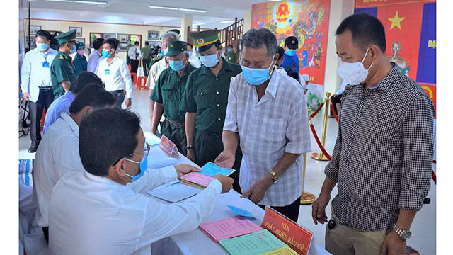 Voter dans la province la plus la méridionale du pays ảnh 4