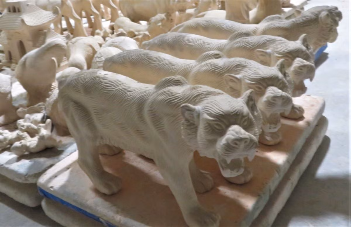 Village de Bat Tràng : fabrication des figurines de tigres pour le Têt traditionnel ảnh 1