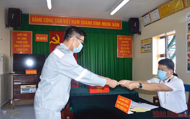 Organiser les élections anticipées dans les îles de la Mer Orientale ảnh 9