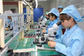 Contrôle de la qualité des produits avant leur expédition chez Vietonic, dans la zone industrielle de Dinh Tram, province de Bac Ninh. Photo : VNA 