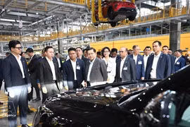 Le président du Myanmar Min Aung Hlaing visite le complexe automobile de VinFast. Photo : VNA. 
