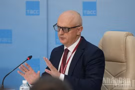 Konstantin Sidorenko, chef de l’Agence chargée des relations internationales et de l’économie extérieure du Primorié, participe à un débat organisé par l'agence de presse russe TASS. Photo : NDEL