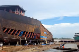 Une barge de transport de marchandises est en phase finale de construction dans un chantier naval à Dong Thap. Photo : VOV.