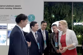 Vu Quyet Tien (2e de gauche), secrétaire adjoint du Comité du Parti de la ville de Quang Ninh et président du Comité municipal du Front de la Patrie du Vietnam, rencontre Franziska Giffey, ministre de l’Économie, de l’Énergie et des Entreprises du Land de Berlin et maire-gouverneure de Berlin. Photo : VNA. 