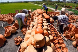 En 2012, «L'art de la poterie du peuple Cham» du village de Binh Duc a été inscrit sur la liste du patrimoine culturel immatériel national. Photo: baolamdong.vn 