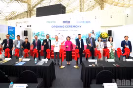 Cérémonie d'inauguration de trois salons internationaux : ProPak Hanoi 2026, MTA Hanoi 2026 et SemiTronics Vietnam 2026, le 13 octobre au Centre des expositions du Vietnam (VEC), à Dong Anh. Photo : NDEL.