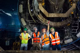 L'équipe d'ingénieurs échange des informations techniques lors de la construction de la ligne de métro Nhon-gare de Hanoï. Photo : NDEL.