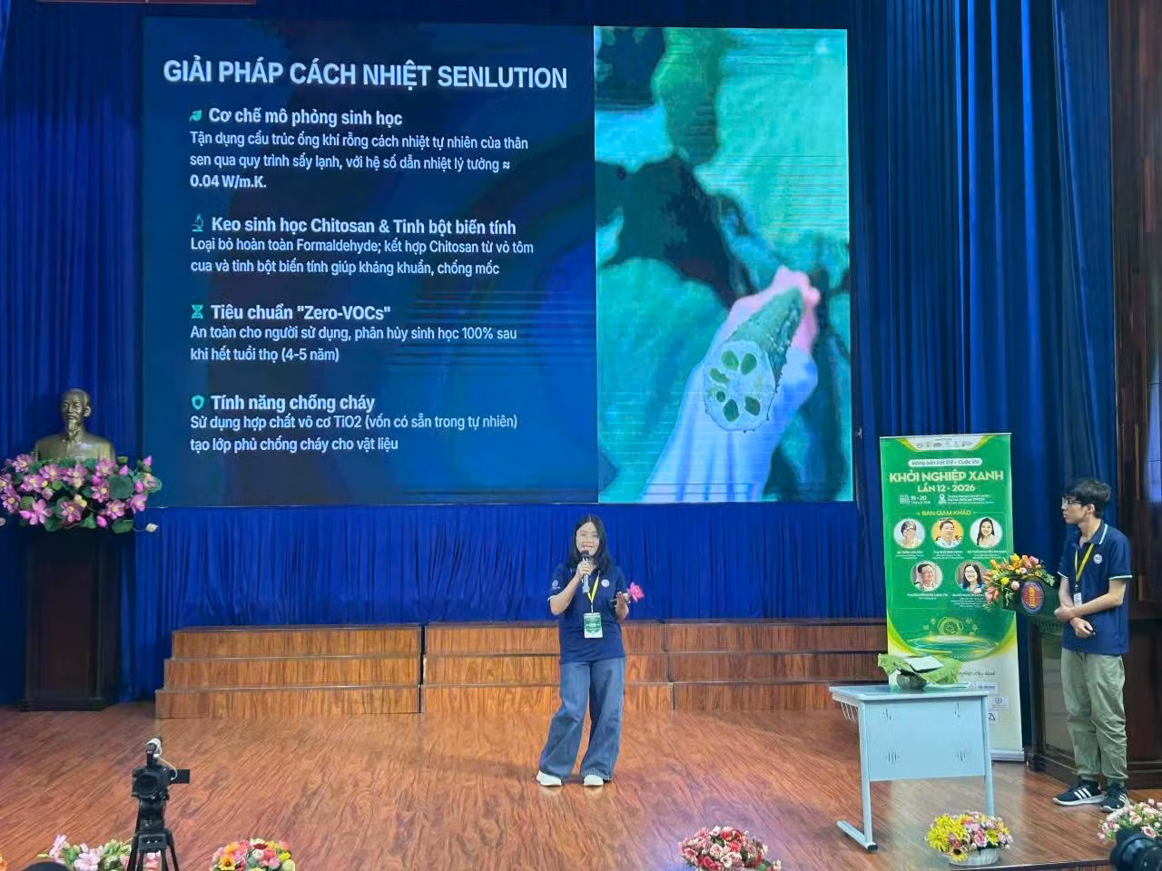 Dinh Thuy Thuy Linh présente Senlution, un projet d’isolant écologique fabriqué à partir de tiges de lotus. Photo : Tran Quynh
