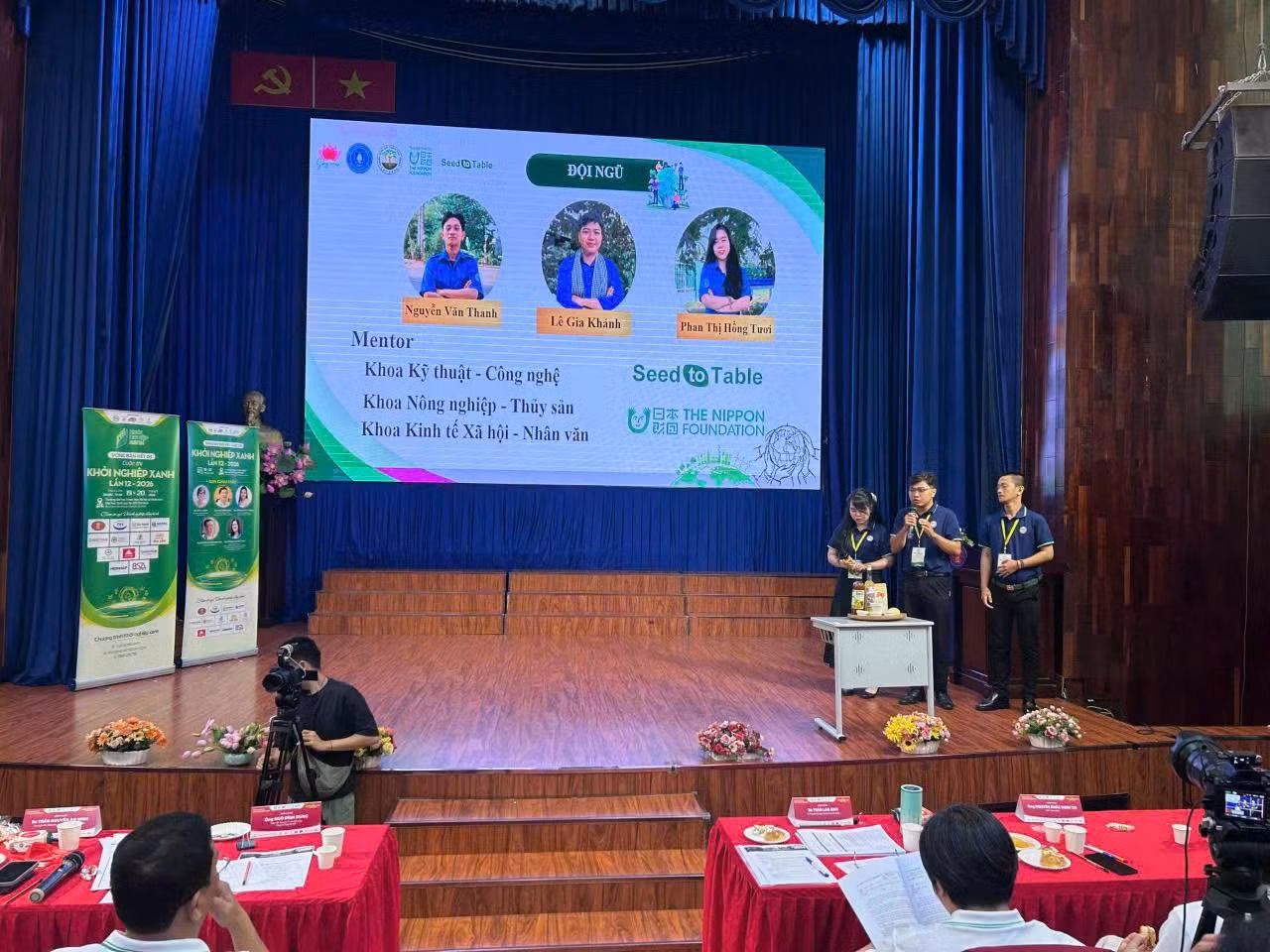 Le Gia Khanh, Nguyen Van Thanh et Phan Thi Hong Tuoi présentent « PGS Mango Loop », un projet de filière durable autour de la mangue. Photo : Tran Quynh
