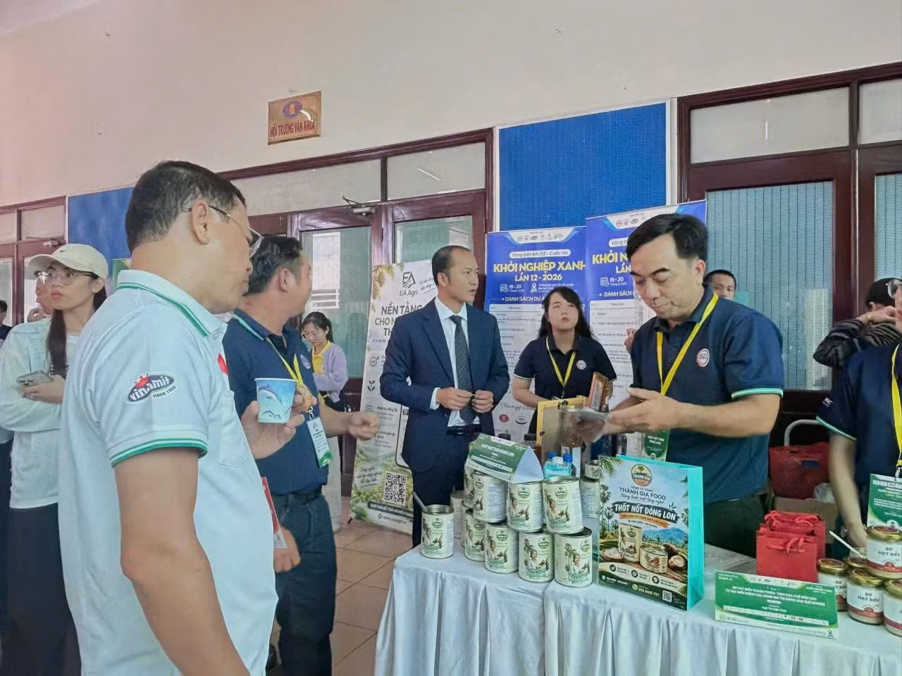Le projet de cœurs de palmier à sucre frais en conserve, porté par Vo Van Thanh, Huynh Quoc Hung et Huynh Quoc Minh, attire l’attention des visiteurs. Photo : Tran Quynh