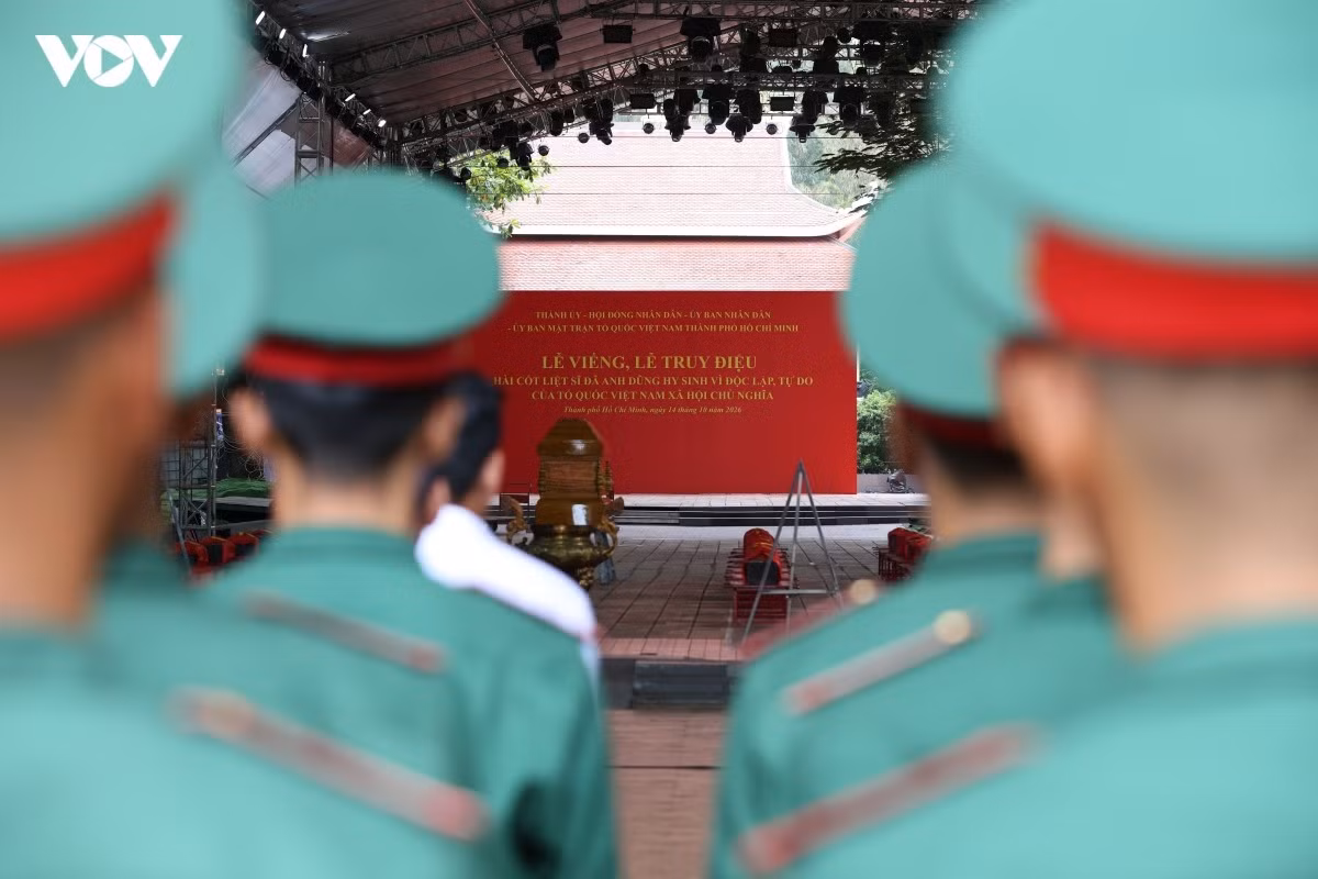 Les unités mobilisées répètent les cérémonies d’offrande d’encens et de fleurs, de recueillement, d’hommage funèbre et de transfert des cercueils. Photo : Ty Huynh