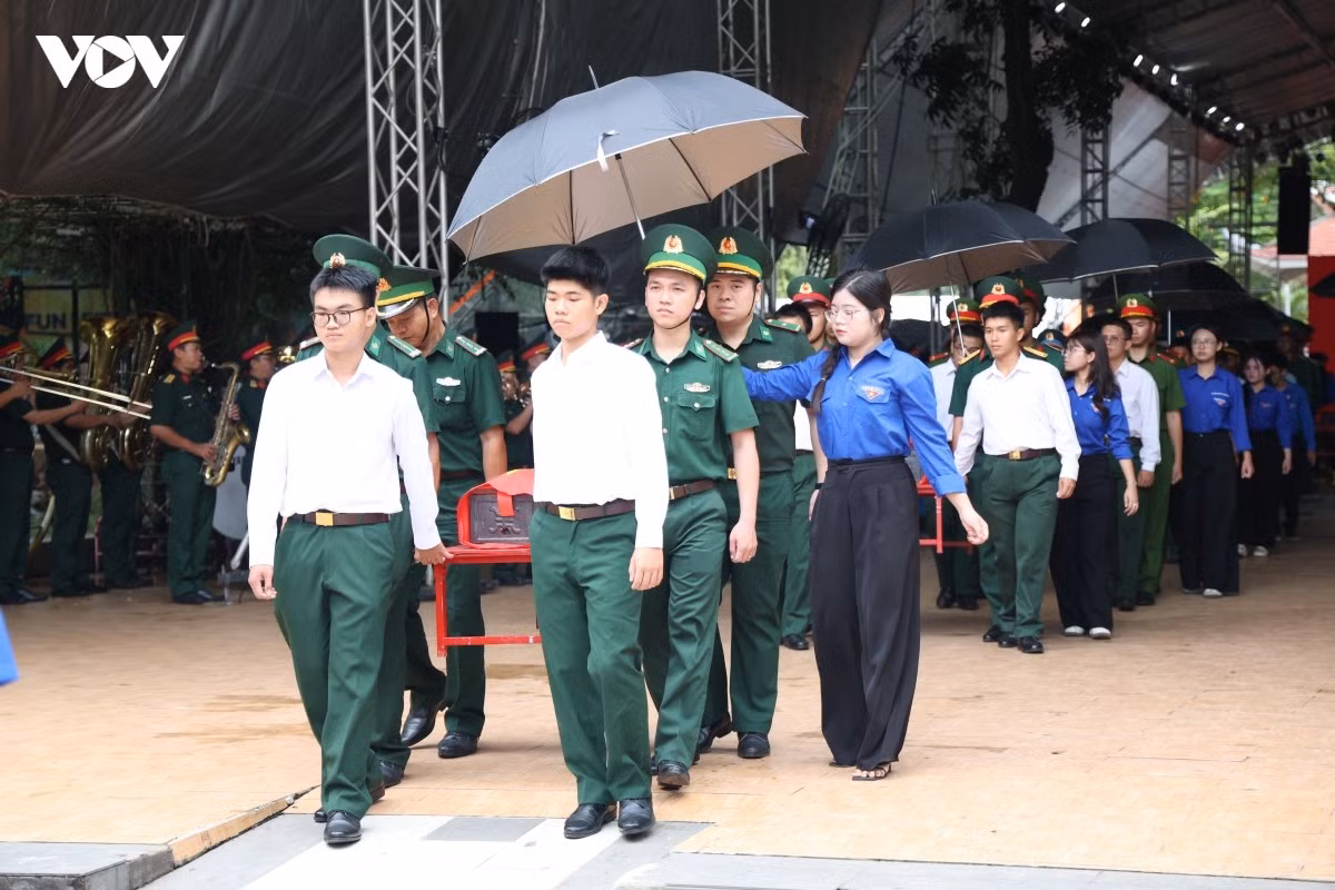 Outre les forces armées, le comité d’organisation a mobilisé de nombreux membres des organisations de jeunesse pour participer à la répétition des opérations de transfert des cercueils. Photo : Ty Huynh