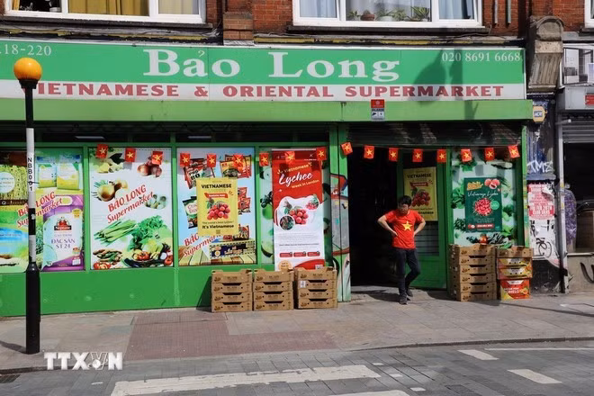 Durant l’événement « Vietnamese Lychee Week in London », les supermarchés vietnamiens à Londres affichent des posters attractifs et proposent des promotions sur le litchi frais. Photo: VNA