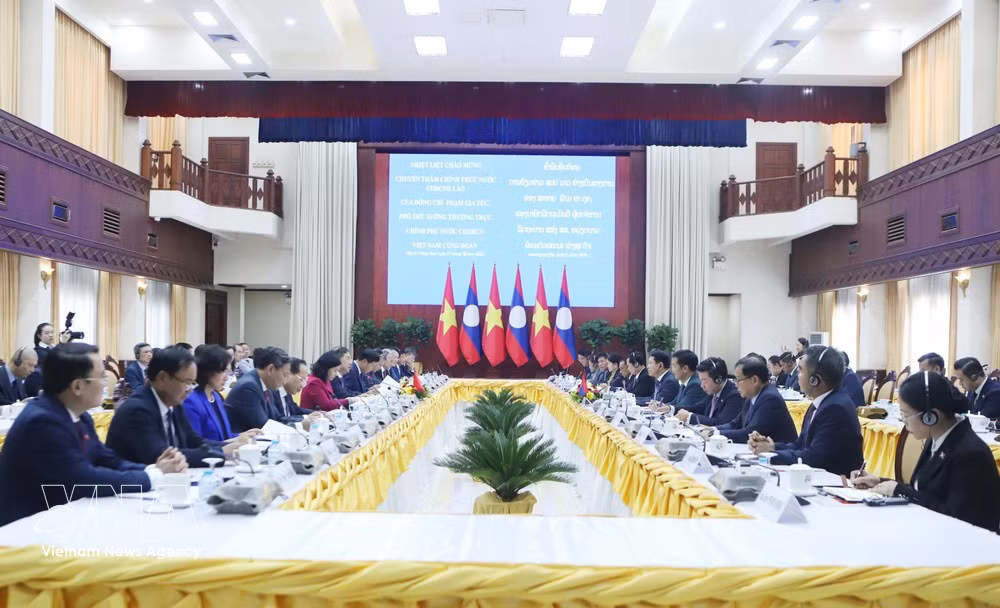 L'entretien entre le vice-Premier ministre permanent Pham Gia Tuc et son homologue lao Saleumxay Kommasit. Photo : VNA