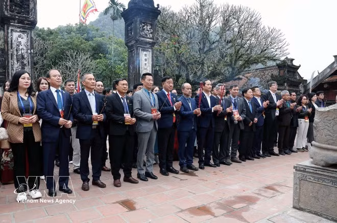 Une délégation de Vietnamiens résidant à l'étranger rendent hommage aux temples des rois des dynasties des Ly et Le dans la province de Ninh Binh. Photo: VNA