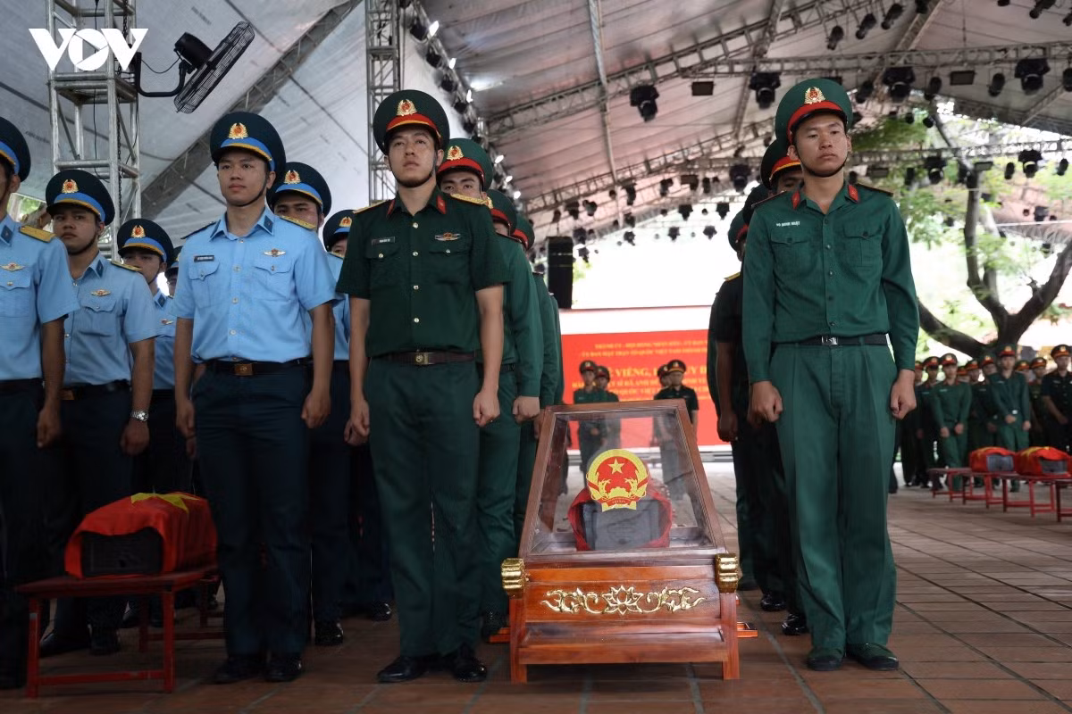 Les forces armées de Hô Chi Minh-Ville répètent leur mise en place avant le transfert des cercueils contenant les restes des soldats. Photo : Ty Huynh
