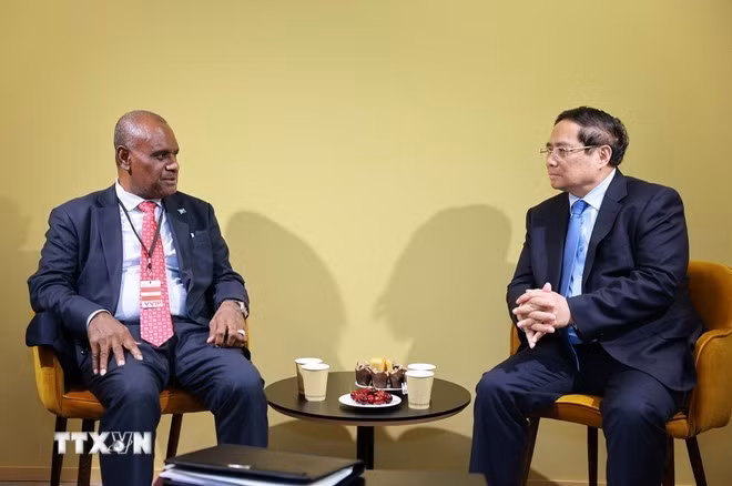 Le Premier ministre Pham Minh Chinh rencontre son homologue des Îles Salomon, Jeremiah Manele. Photo : VNA.