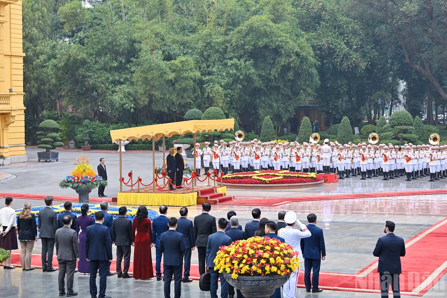 Les deux dirigeants se tiennent côte à côte sur l’estrade officielle, tandis que retentissent les hymnes de l’Union européenne et du Vietnam, interprétés par l’orchestre militaire.