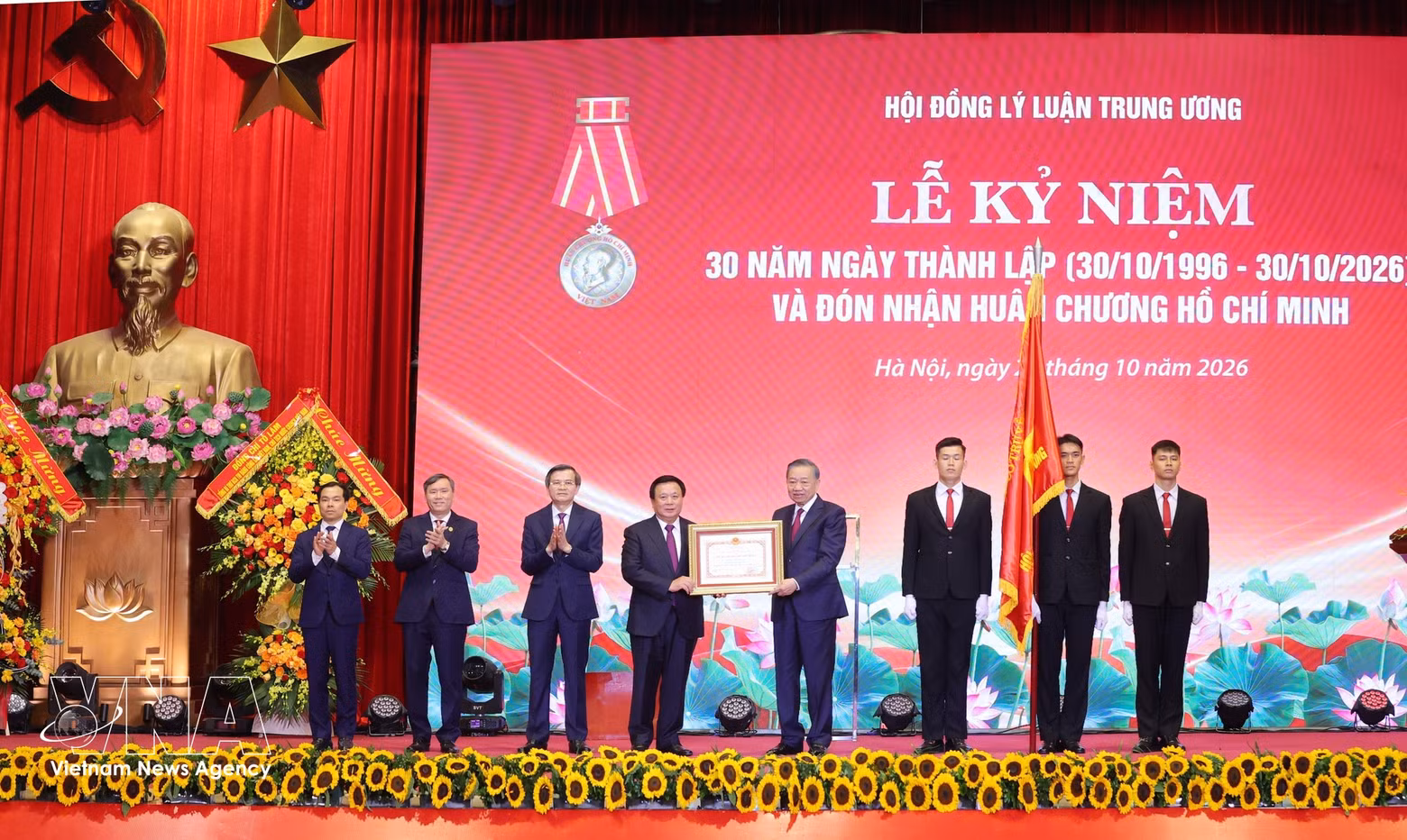 Le secrétaire général du PCV et président To Lam remet l’Ordre de Hô Chi Minh au Conseil théorique central, à Hanoi, le 29 octobre. Photo : VNA.