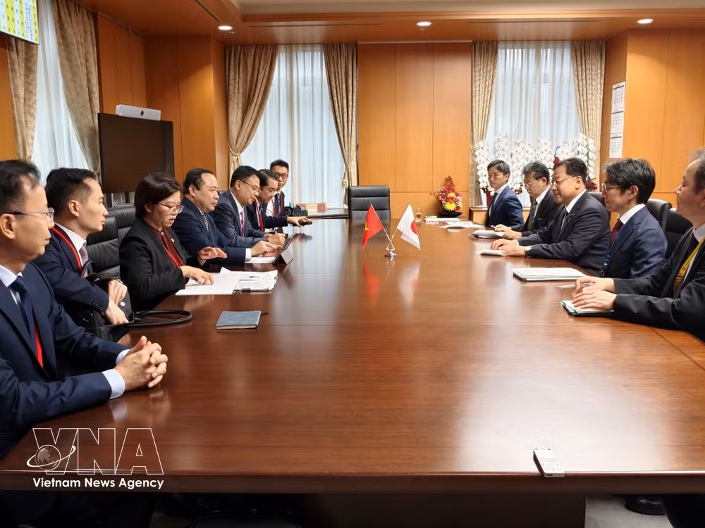 Rencontre entre le ministre des Sciences et des Technologies, Vu Hai Quan, et le ministre japonais de l’Éducation, de la Culture, des Sports, des Sciences et des Technologies, Seki Yoshihiro. Photo: VNA