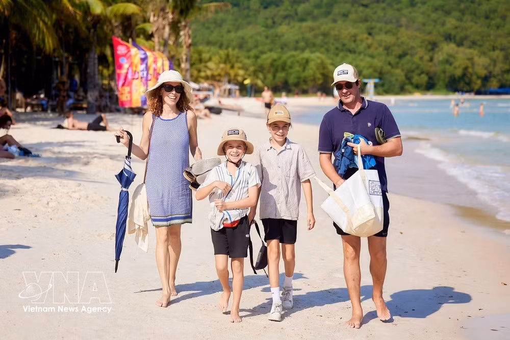 Des touristes étrangers profitent de la plage de Khem, dans la zone économique spéciale de Phu Quoc (province d'An Giang). Photo : VNA.