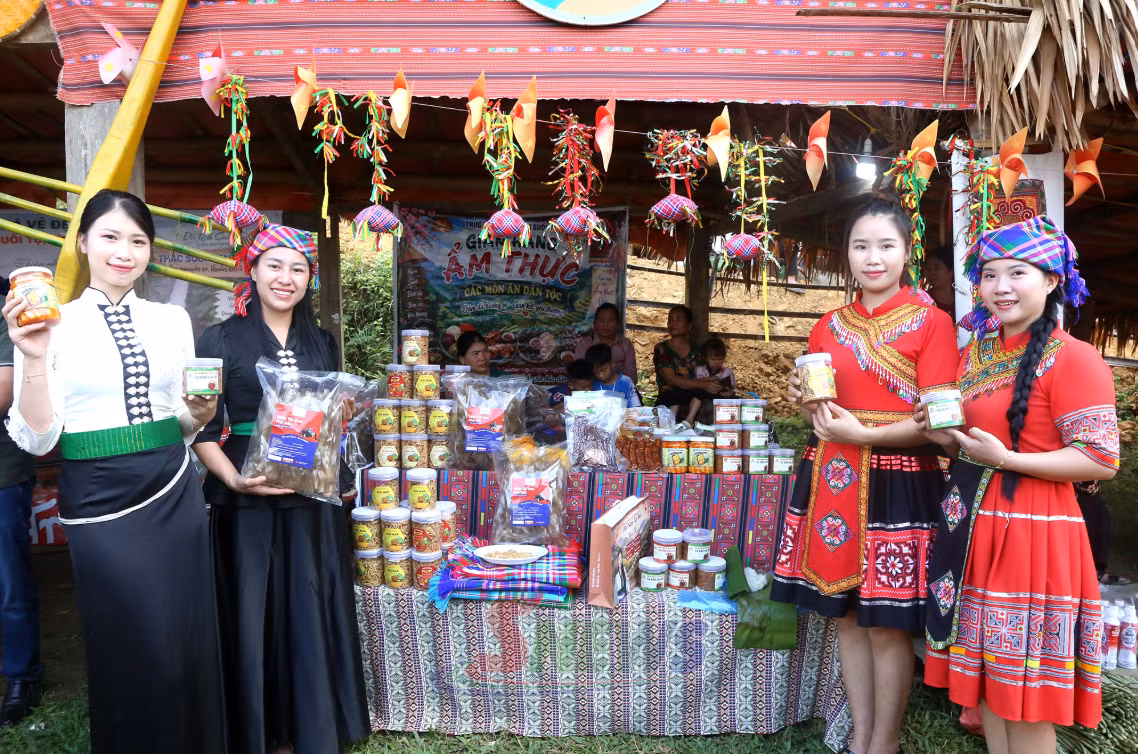 Le stand de la commune de Gia Phu au marché de Suoi To. Photo : baosonla.vn