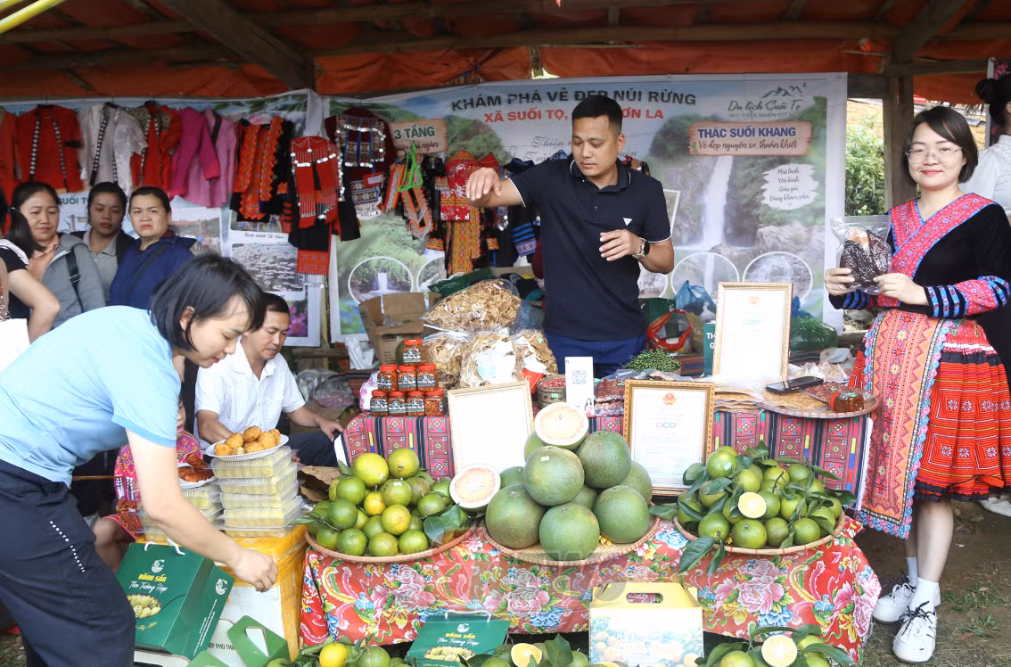 Le stand de produits agricoles de la commune de Muong Coi. Photo : baosonla.vn