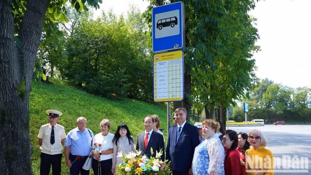  Le consul général Nguyen Viet Kien et des représentants de l’Association d’amitié avec le Vietnam dans le Primorié posent pour une photo souvenir à l’arrêt de bus. Photo : Thanh The