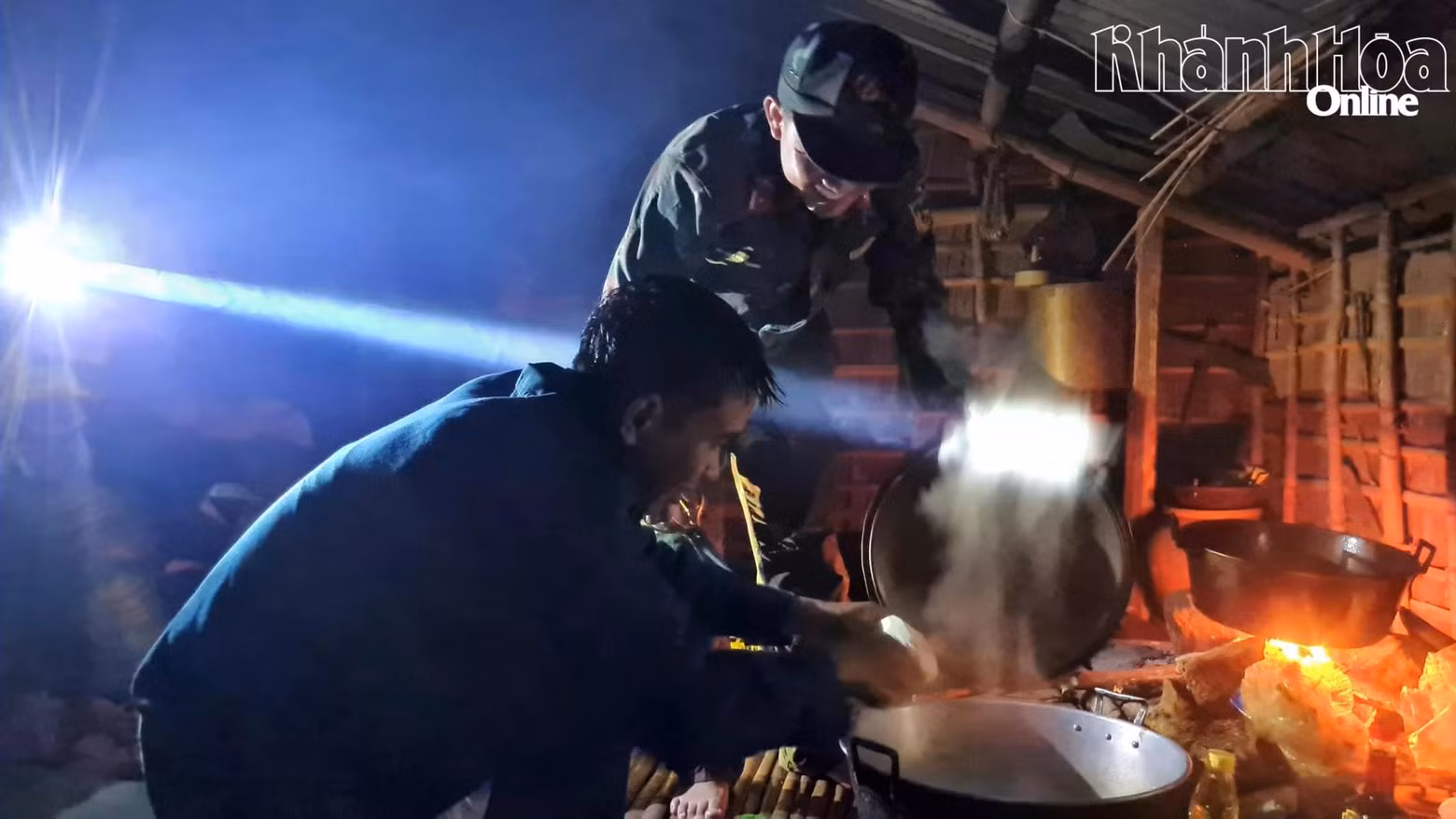 Les militaires préparent le repas du soir au bivouac.