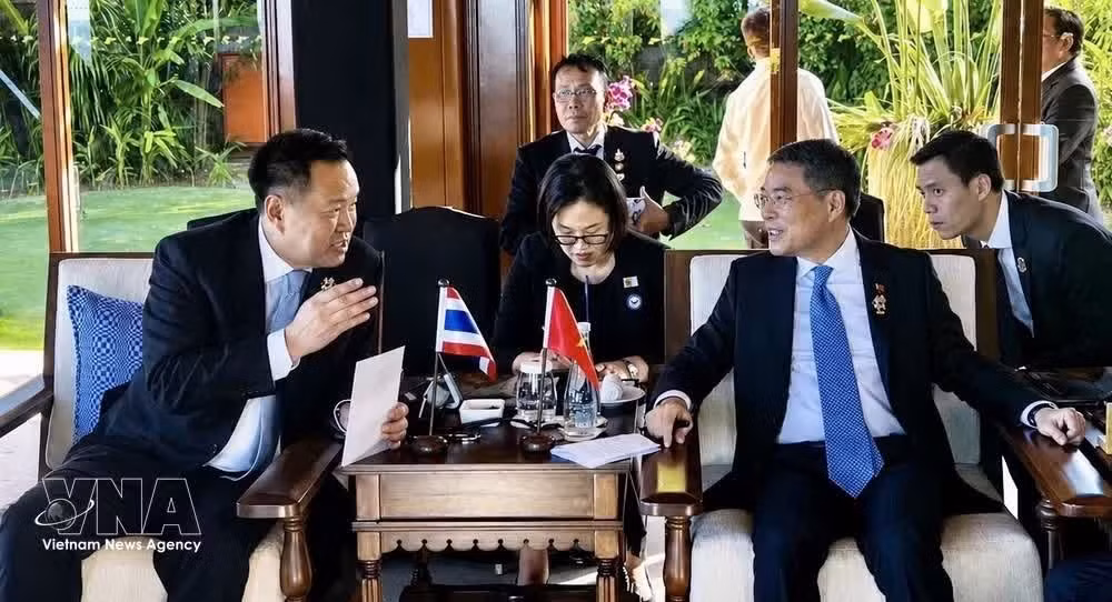 Le Premier ministre vietnamien Le Minh Hung (droite) rencontre son homologue thaïlandais Anutin Charnvirakul. Photo : VNA.
