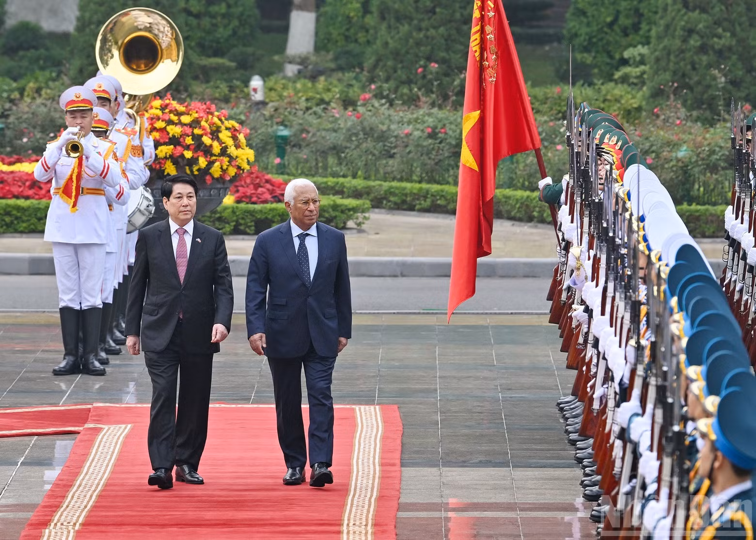 Le président Luong Cuong et le président du Conseil européen, Antonio Costa, passent en revue la Garde d’honneur de l’Armée populaire du Vietnam.