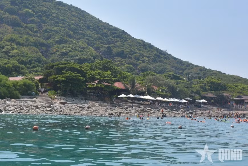 Des visiteurs se baignent et profitent d’un séjour sur l’île de Hon Mun.