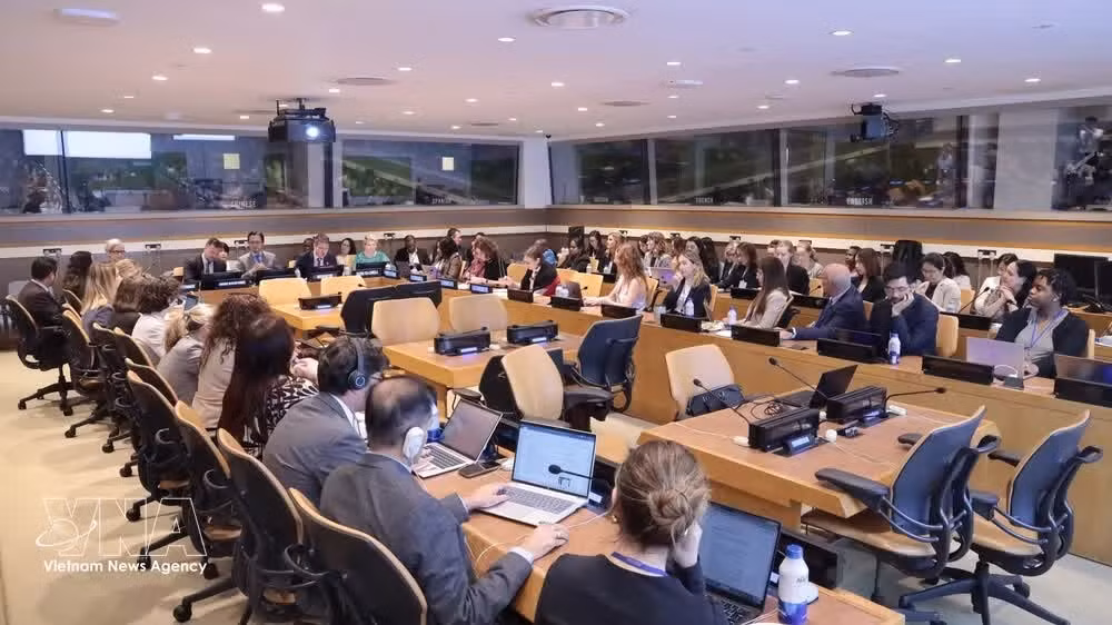 Table ronde internationale sur le thème : « Une participation égale et inclusive des femmes dans le domaine du droit international : enseignements tirés de l’expérience et solutions pour surmonter les obstacles actuels ». Photo: VNA
