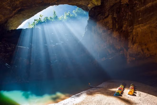 Connue comme la troisième plus grande grotte du monde, Hang En offre un décor unique et remarquable et doit son nom aux martinets qui nichent dans ses chambres colossales. Photo diffusée par la VNA