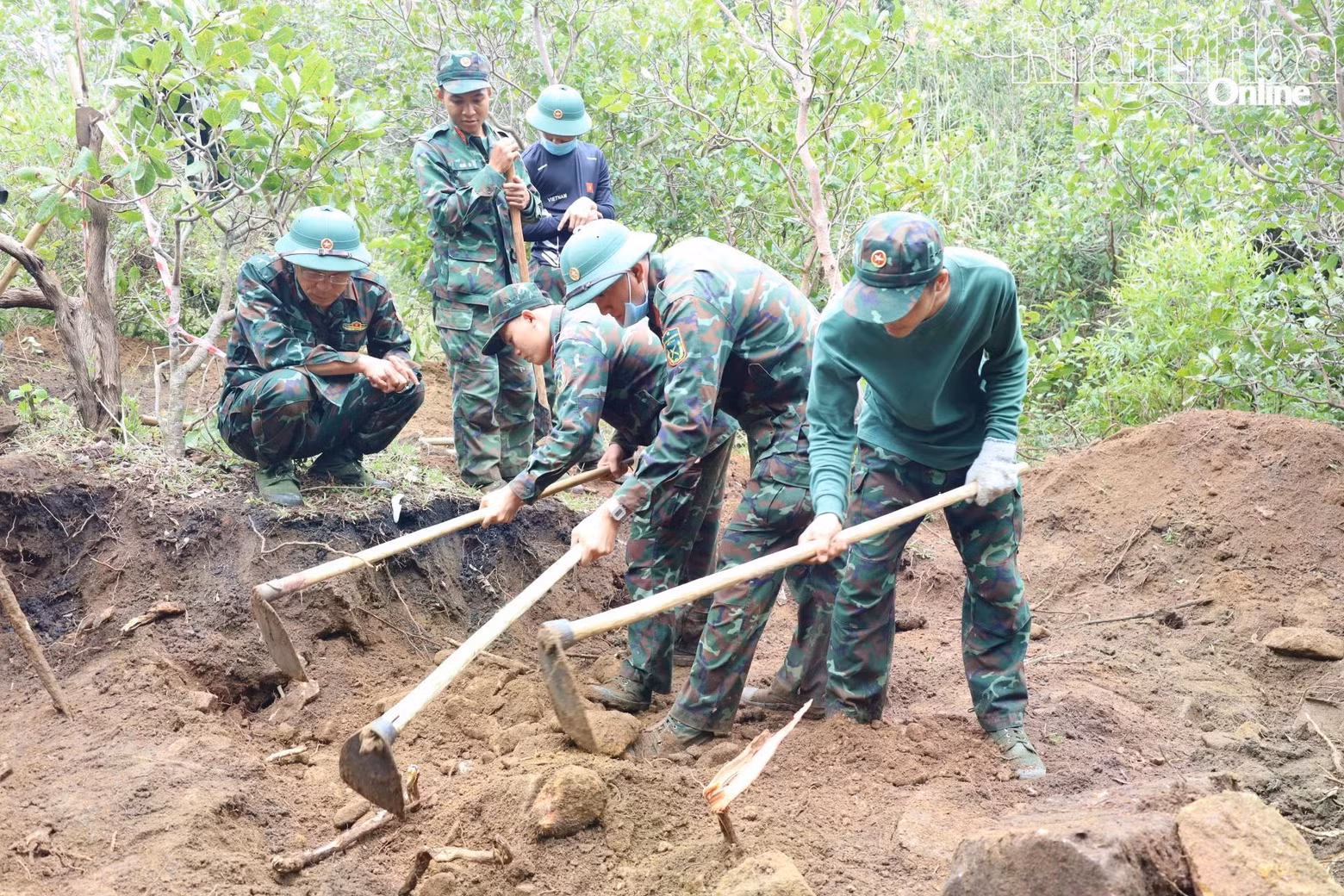 Les militaires procèdent à des fouilles sur une superficie de près de 50 m² pour retrouver les restes des trois combattants.