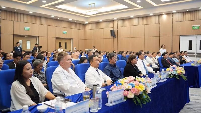Le programme associe chirurgie humanitaire, formation et transfert de techniques. Photo : B. Ngoc