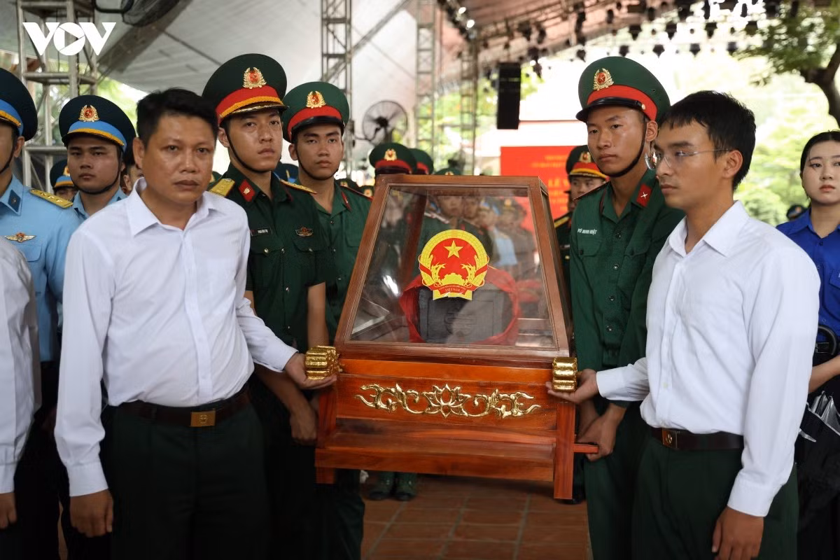 Simulation du transfert des cercueils depuis le site de la cérémonie vers les véhicules chargés de les acheminer au Cimetière des martyrs de Hô Chi Minh-Ville pour leur inhumation. Photo : Ty Huynh