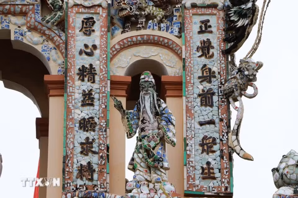 La pagode Vinh Trang se distingue par son architecture originale, fruit d’un métissage entre les styles oriental et occidental.