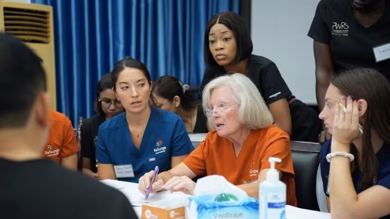 Experts internationaux et médecins vietnamiens travaillent ensemble dans le cadre d’un programme privilégiant les patients, la formation et le transfert de techniques. Photo : B. Ngoc