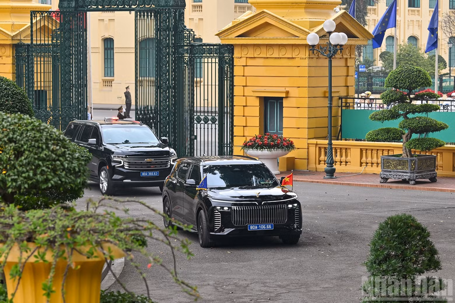 Le cortège officiel amenant Antonio Costa et sa délégation pénètre dans l’enceinte du Palais présidentiel.